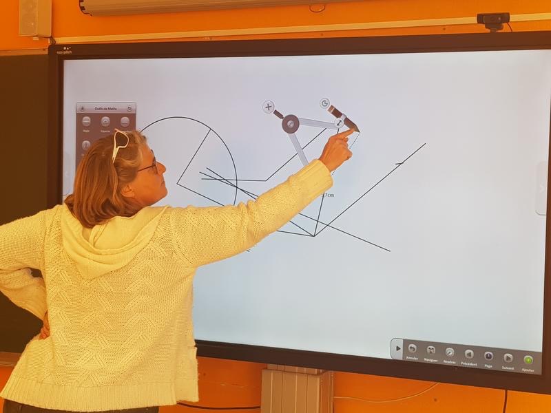 Une enseignante de mathématiques à l’école de Notre Dame des missions en train d’utiliser les outils de géométrie intégrés dans le logiciel Uboardmate